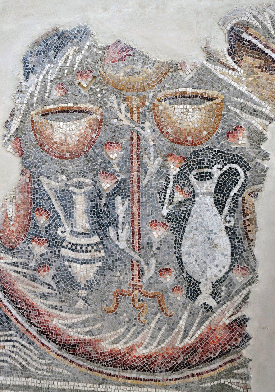 Detail van een mozaïekvloer met bekers, wijnkruiken en karaffen uit de Samaritaanse synagoge in El-Khirbe, Westelijke Jordaanoever, 4e eeuw na Christus door Unbekannt