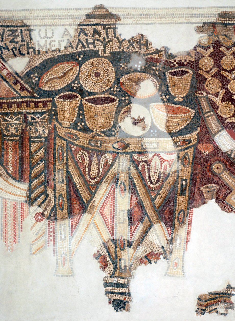 Detail van een mozaïekvloer met de offertafel met bekers, schalen en broden uit de Samaritaanse synagoge in El-Khirbe, Westelijke Jordaanoever, 4e eeuw na Chr. door Unbekannt