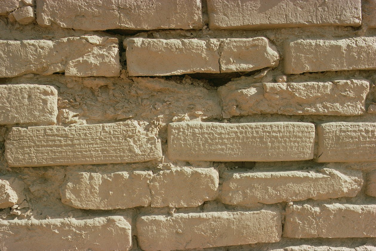 Detail van bakstenen met spijkerschriftinscripties van de Ziggurat, gebouwd door de Elamitische koning Untash-Gal (ca. 1265-46 v.Chr.) door Unbekannt