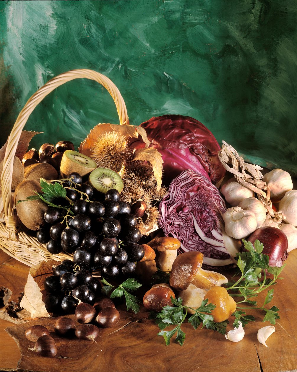Dieet: stilleven van zwarte druiven, knoflook, ui, knoflookteen, peterselie, champignon, kastanje, kiwi en rode kool. door William M. Timlin