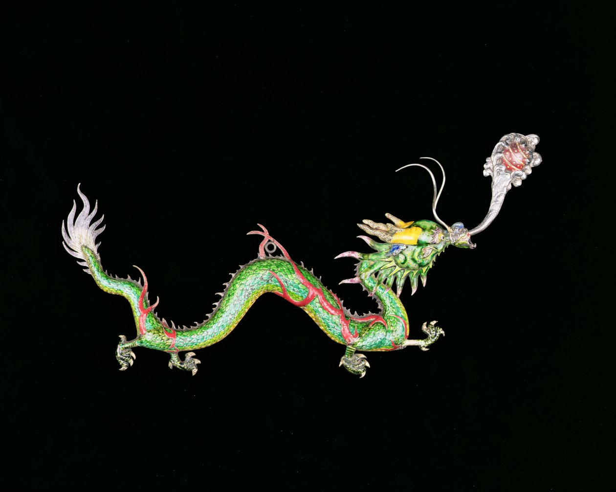 Draak die een vlammende parel achtervolgt, decoratief detail van de basis van een Chinese export zilveren jardiniere gemaakt door Chongwoo, eind 19e eeuw door Unbekannt