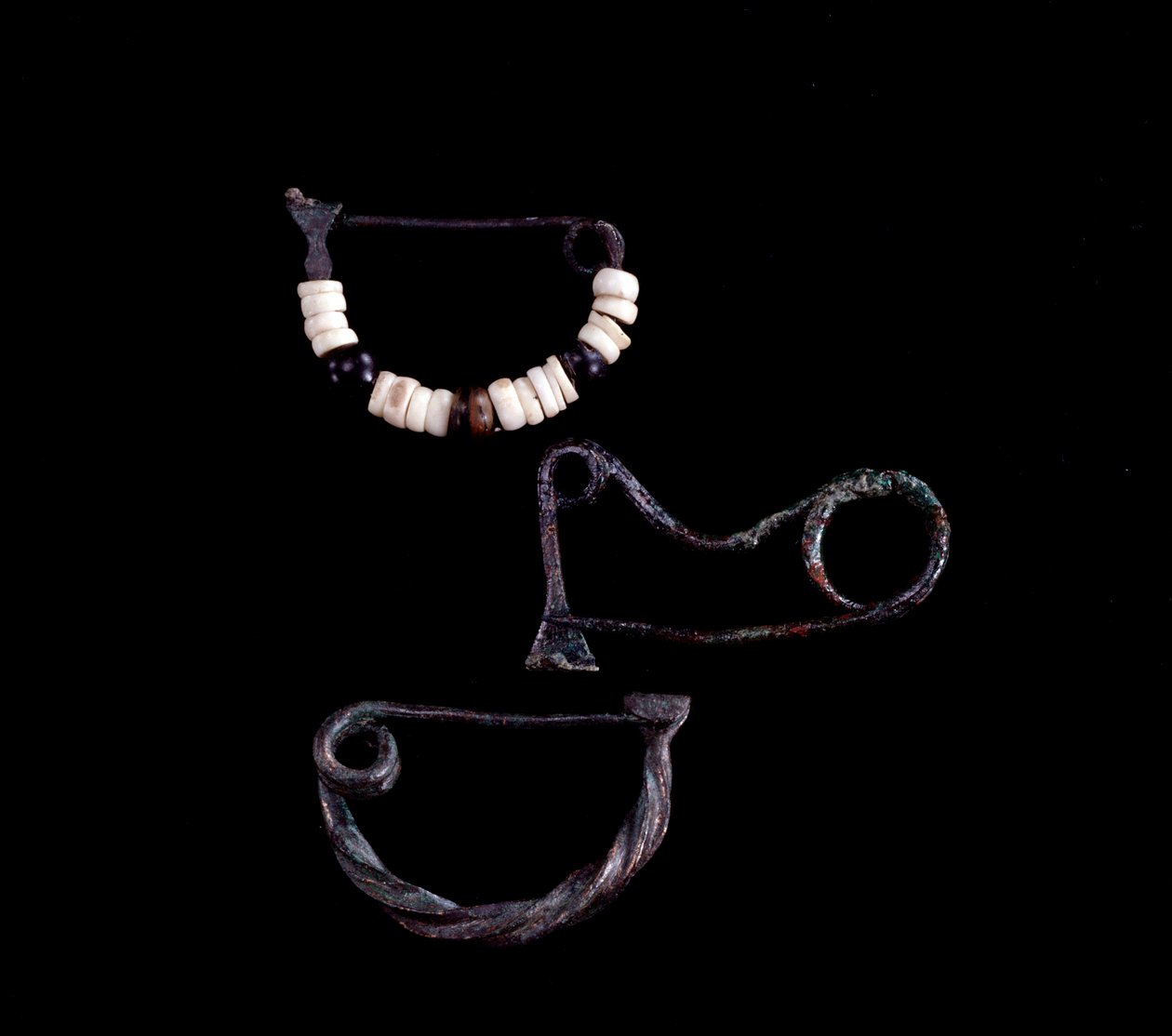 Etruskische kunst: drie soorten bronzen fibulae uit graf 59 bij Poggio Selciatello, Pian della Regina, Tarquinia - 9e eeuw v.Chr. door Unbekannt