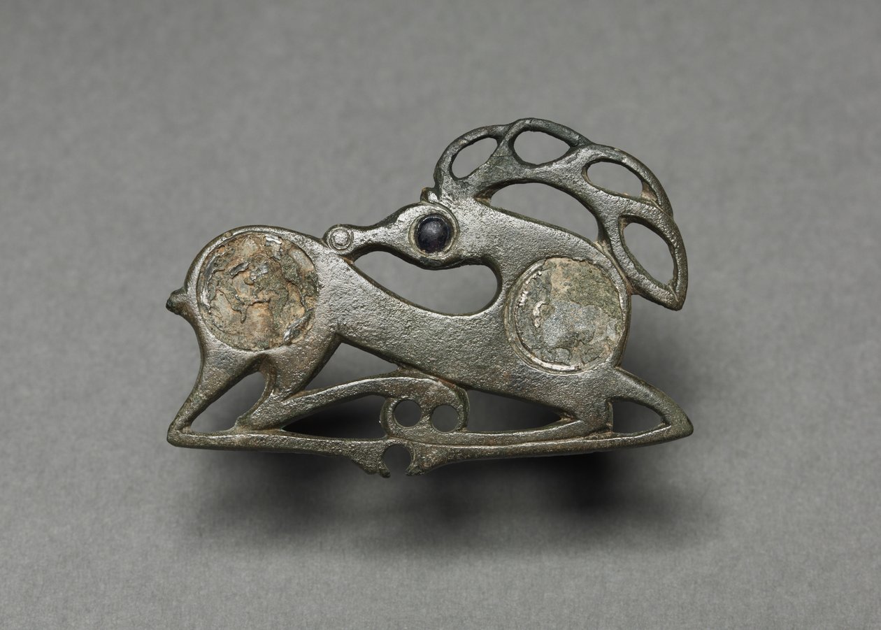 Fibula in de vorm van een liggend hert, ca. 400 door Unbekannt