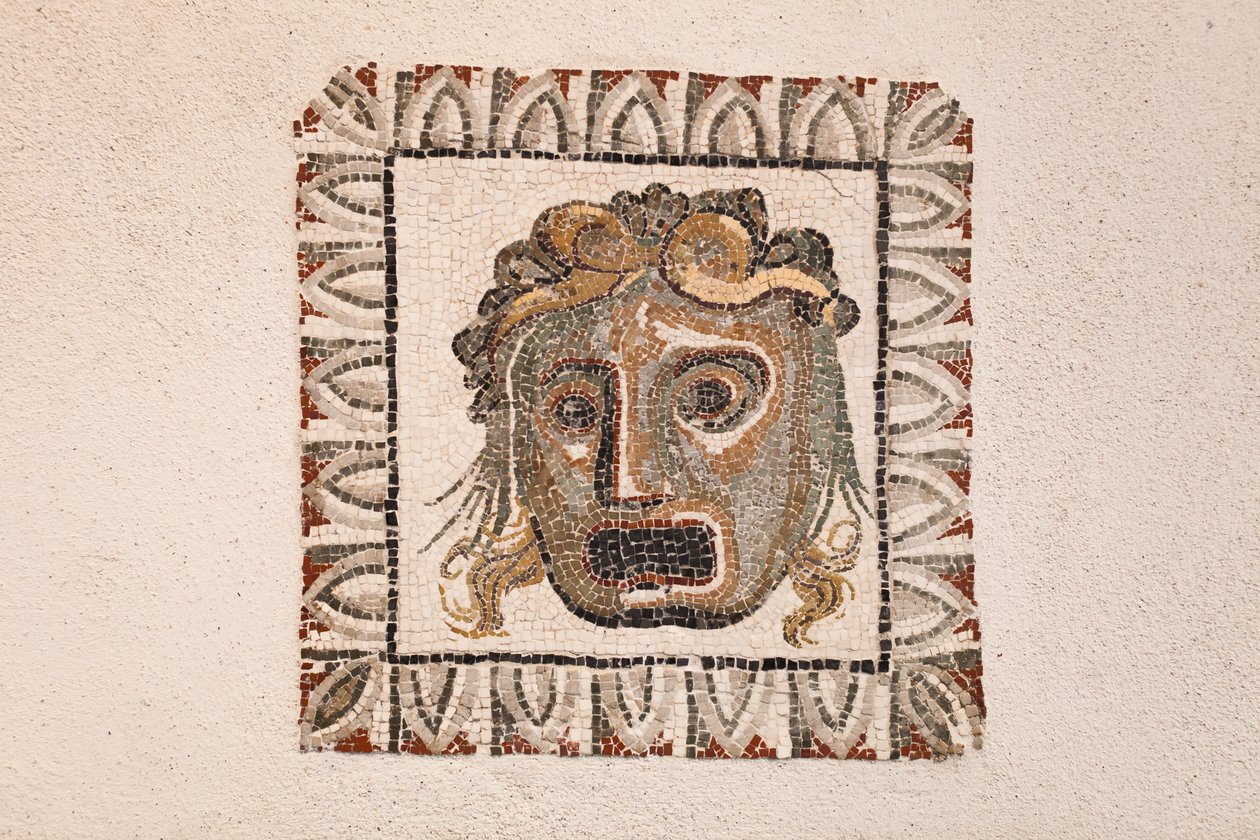 Vloermozaïek uit de 1e eeuw v.Chr. met een Dionysus-masker, uit een Romeinse villa nabij via Ruffinella in Rome, nationaal museum van Rome (museo nazionale romano), Rome, Italië door Unbekannter Künstler