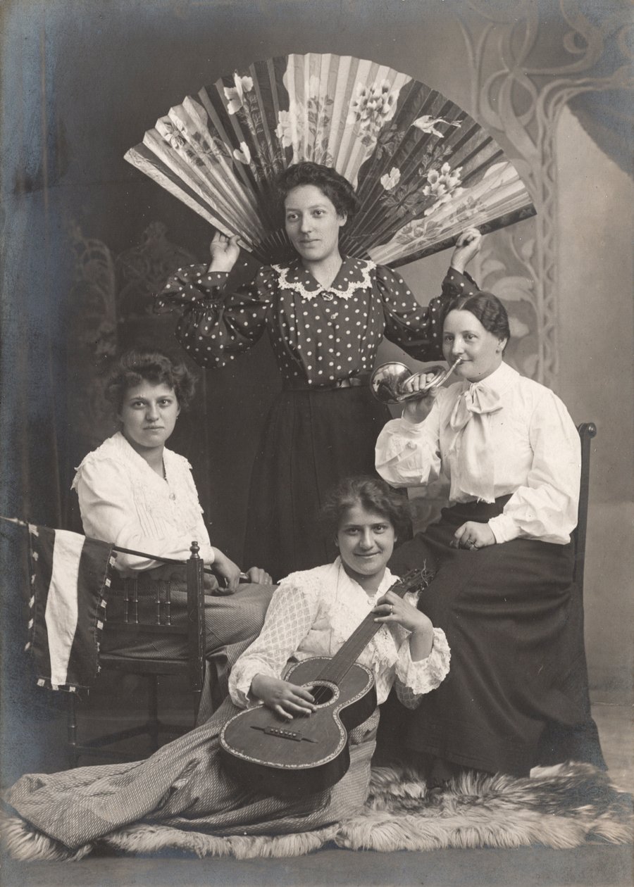 Vier dames met hoorn, gitaar en waaier, Frankrijk, ca. 1920 door Unbekannter Künstler