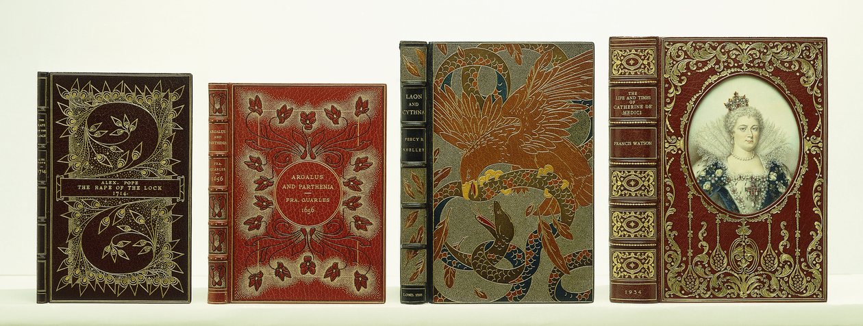Vier boekomslagen met binding door Riviere & Sons inclusief "Het leven en de tijden van Catherine de