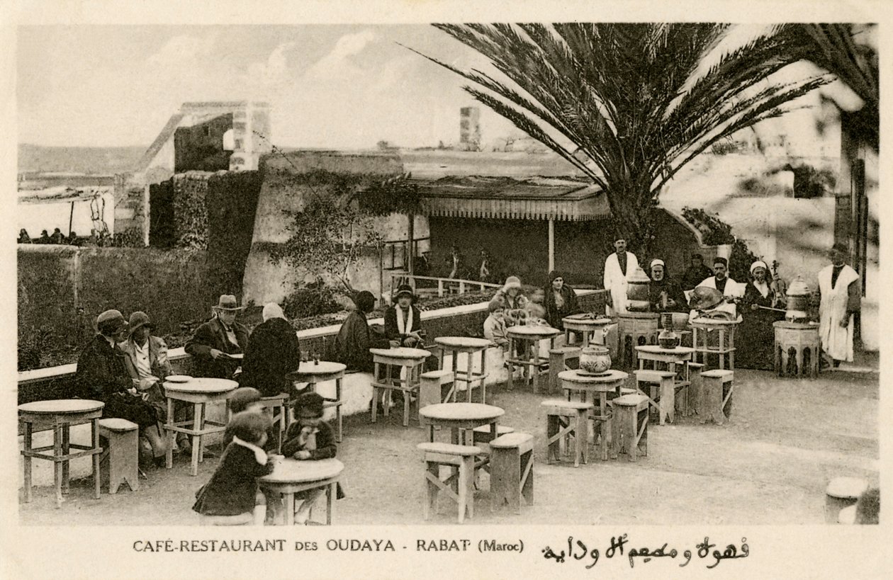 Fransen en Marokkanen bij het Oudaya Café, Rabat door Unbekannter Künstler