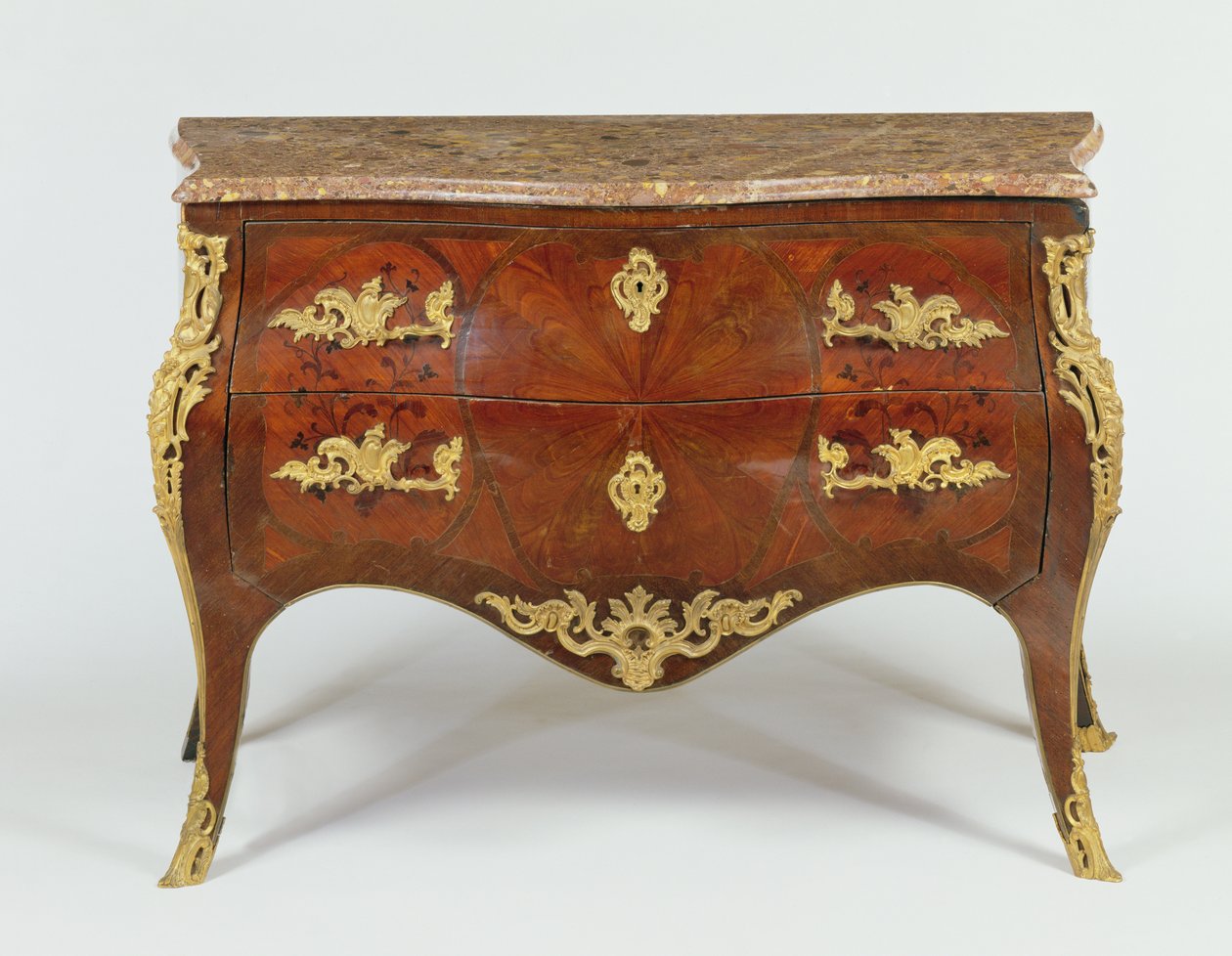 Franse serpentine commode met verguld bronzen beslag en marmeren blad, ca.1740 door Unbekannt