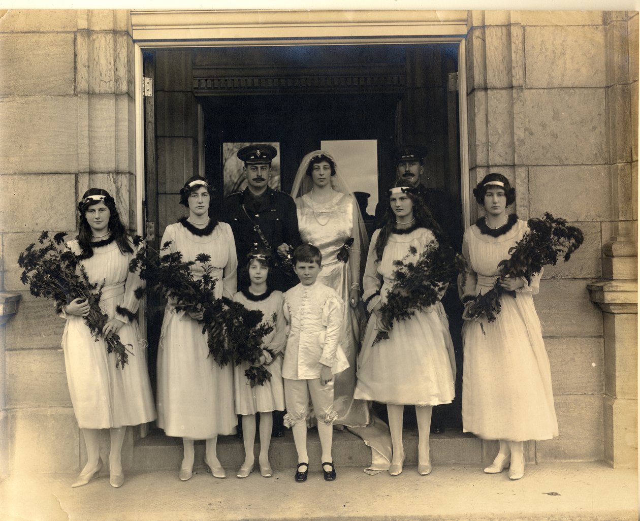 Groepshuwelijksfoto van Lady Maud Cavendish en Kapitein Macintosh door William M. Timlin