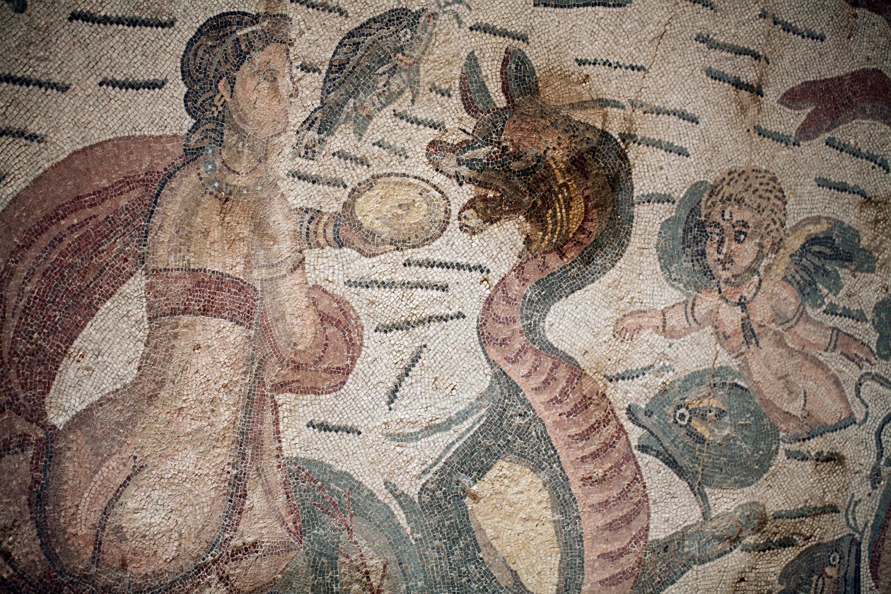Zaal van Arion. Mariene scène. Zeedieren. Nereïden en tritons. 3e - 4e eeuw. Romeinse Villa van de Casale, Sicilië. UNESCO-site. door William M. Timlin