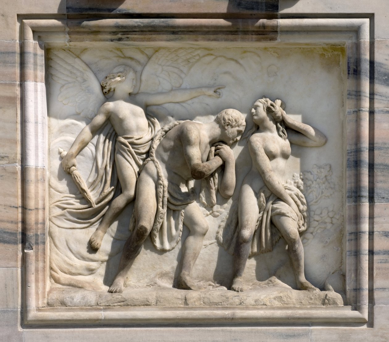Hoog reliëf dat Adam en Eva uit het Paradijs verdrijft door Carlo Maria Giudici. 1791. Kathedraal (dom of duomo) van Milaan, Italië door Unbekannt
