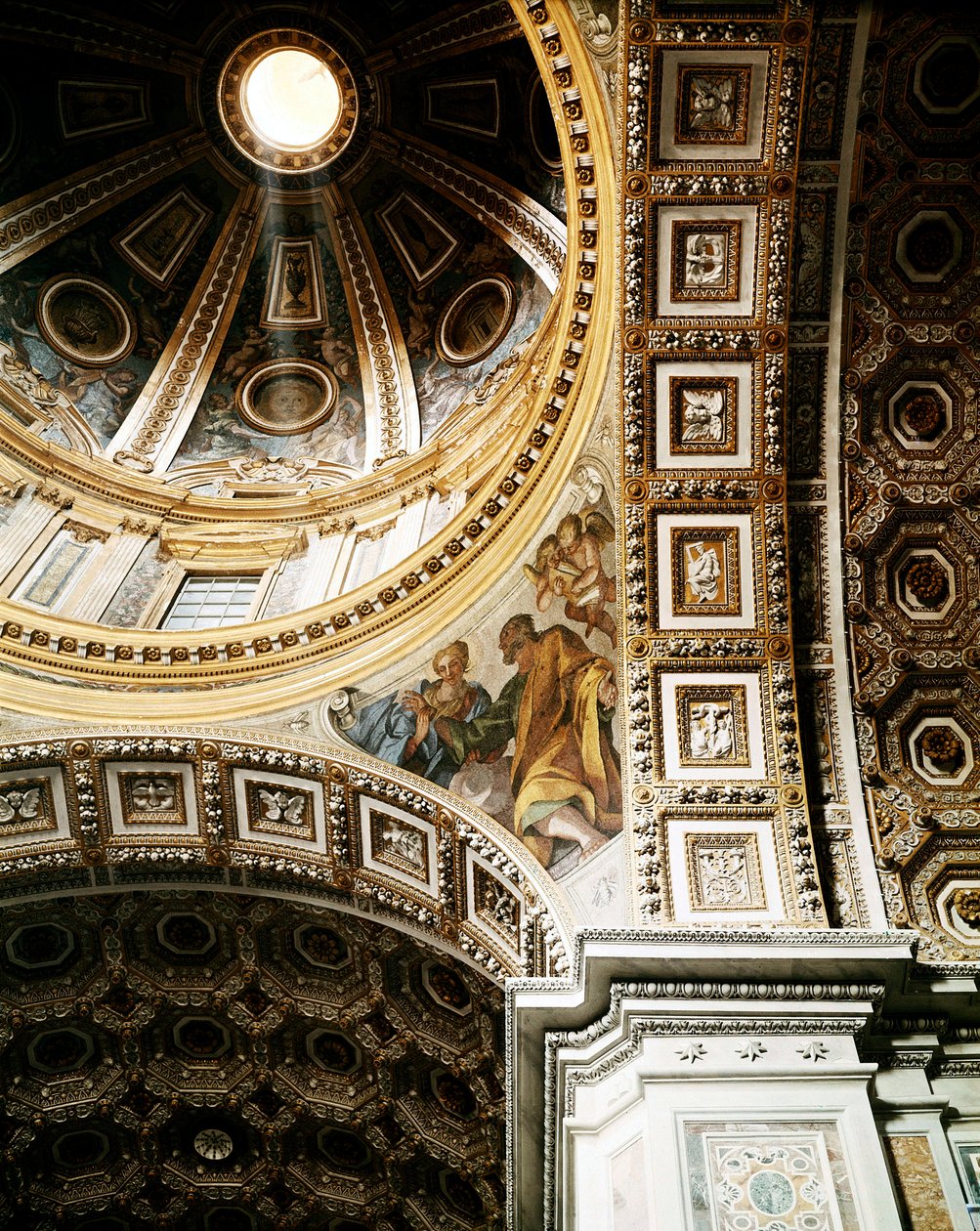 Binnenaanzicht van de koepel van de Sint-Pietersbasiliek (Basilica San Pietro) in Rome. Detail. Begonnen door Michelangelo en voltooid door Giacomo della Porta en Fontana. Rome, Italië door Unbekannt