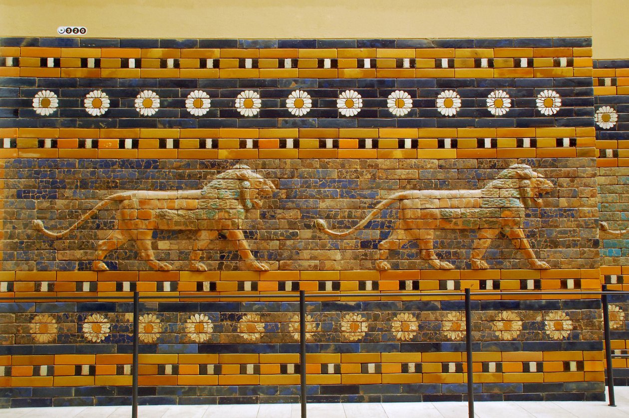 Ishtarpoort oorspronkelijk behorend tot de Tempel van Bel, gebouwd in Babylon (Irak) door koning Nebukadnezar II - Ishtarpoort Processieweg Pergamonmuseum, Museumeiland, Berlijn Duitsland door Unbekannter Künstler