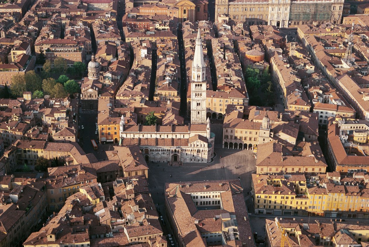 Italië, Emilia Romagna, Modena, luchtfoto van de stad met kathedraal door Benjamin Baud