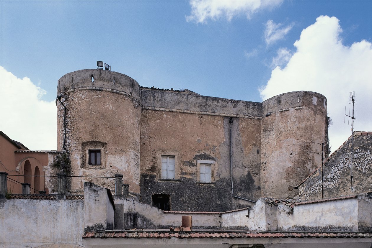 Laag standpunt van een kasteel, San Nicandro Garganico, Gargano Nationaal Park, Puglia, Italië door Benjamin Baud