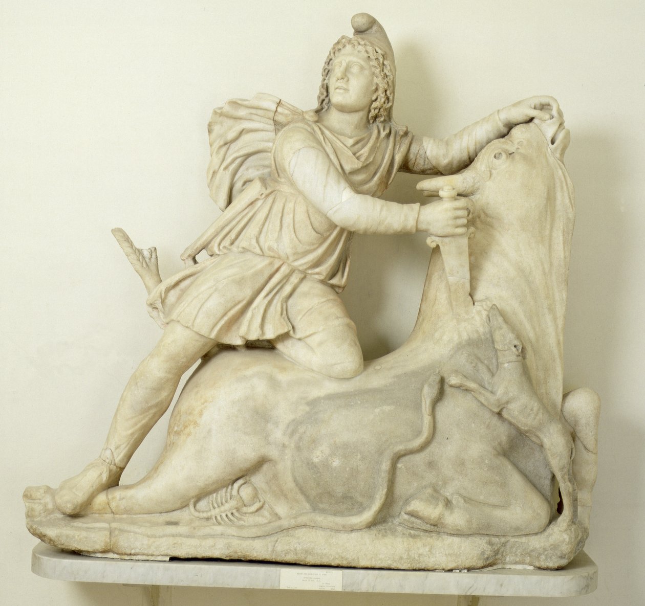 Mithras die de stier offert, marmeren reliëf, Romeins, 2e eeuw door Unbekannt
