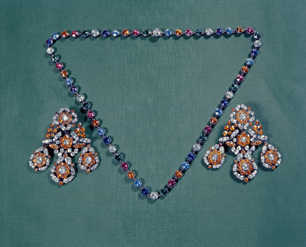 Halsketting en oorbellen met veelkleurige pastes, ca. 1760 door Unbekannt