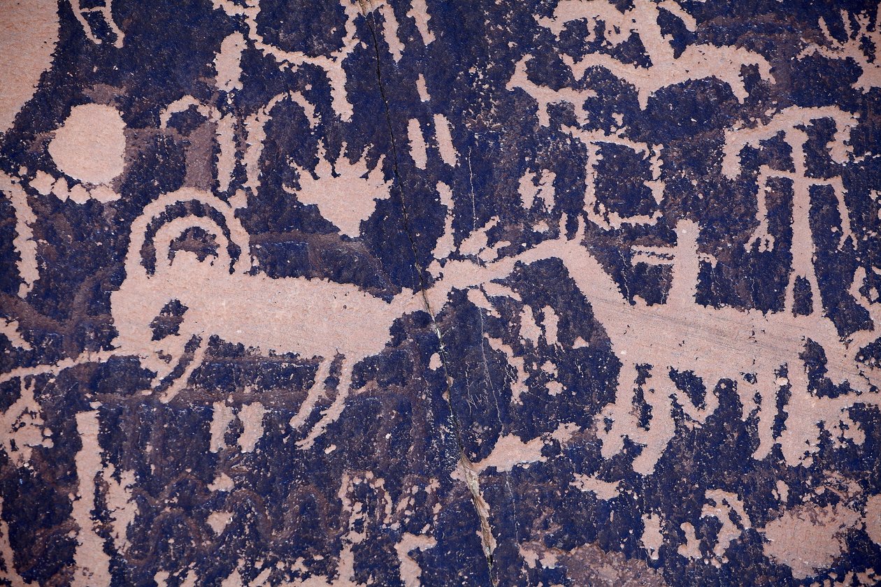 News Paper Rock. Indiaanse rotstekeningen van Noord-Amerika van Navajo-stammen en Utah. Periode van ongeveer 2000 jaar tot de 14e eeuw. door William M. Timlin