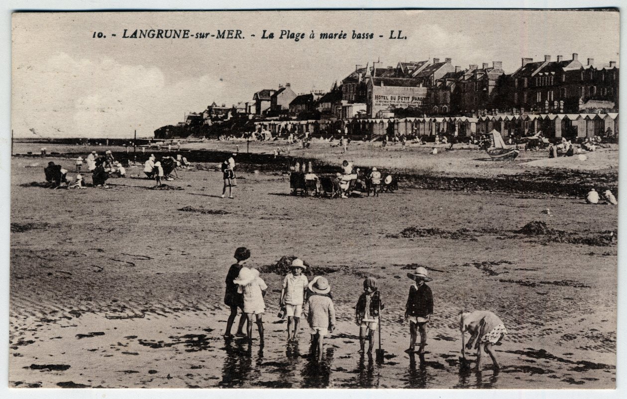 Normandië, Calvados (14), Langrune sur Mer (Langrune-sur-Mer): een groep kinderen die op het strand speelt bij eb - Ansichtkaart eind 19e-begin 20e eeuw door William M. Timlin