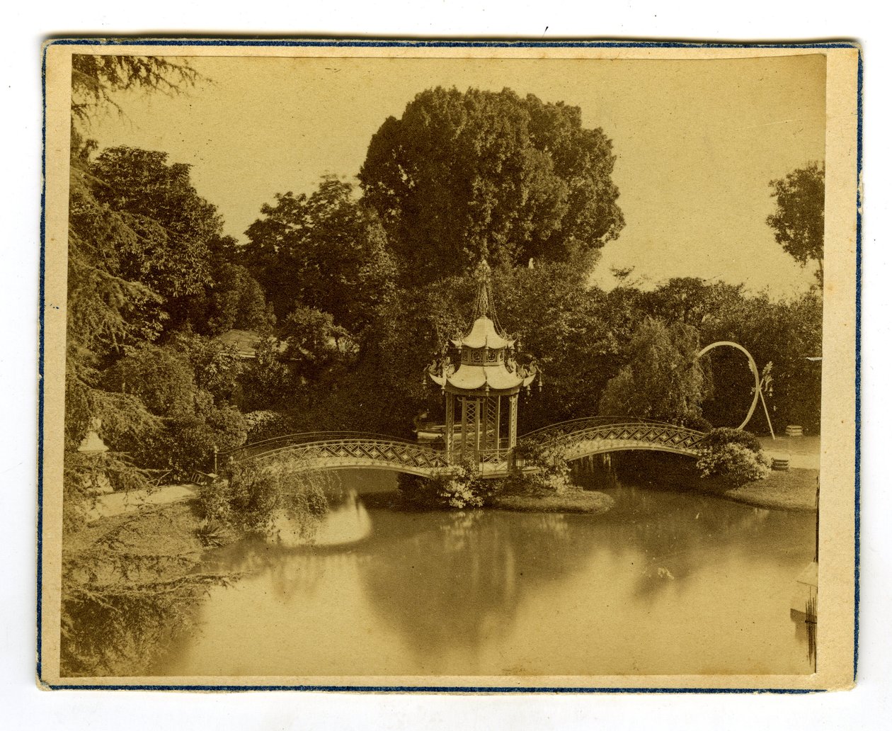 Orleans, Loiret (45), Centre, Frankrijk, paviljoen en Chinese brug in een park in Orleans door Unbekannter Künstler