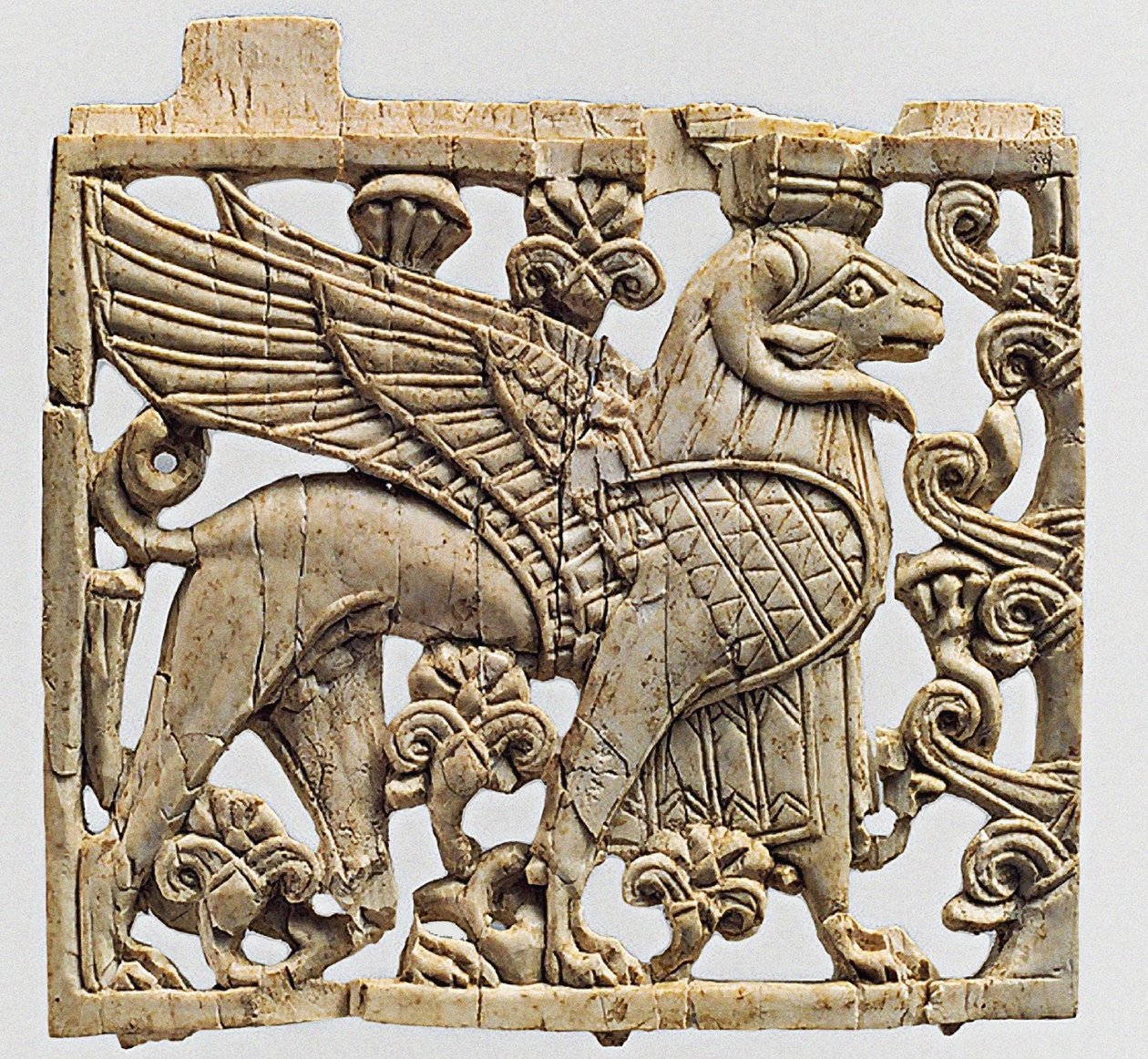 Plaquette die een ramshoofdige sfinx uitbeeldt, Nimrud, Mesopotamië, 9e-8e eeuw v.Chr. door Unbekannt