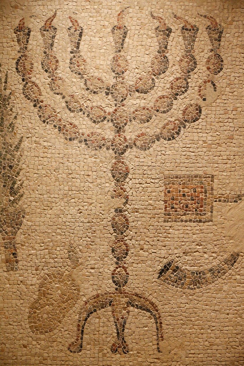 Deel van een synagoge mozaïekvloer (Replica) - origineel: Beth Alpha Synagoge, Israël - 6e eeuw CE - Menorah - Het Joods Museum New York, Verenigde Staten door Unbekannt