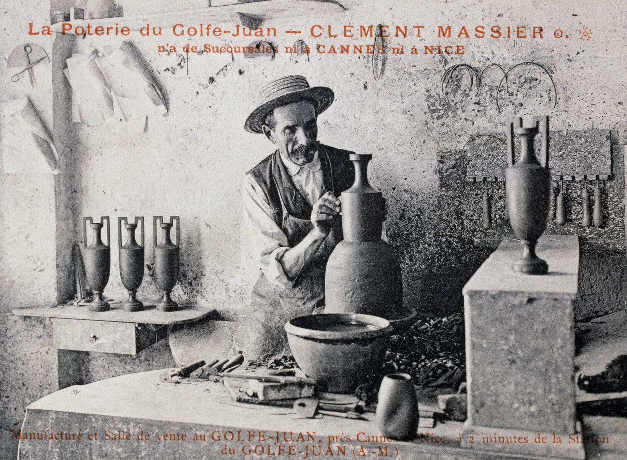 Ansichtkaart met Clement Massier (1844-1917), meesterpottenbakker van Poterie de Golf-Juan aan het werk in zijn atelier, Frankrijk, 20e eeuw door William M. Timlin