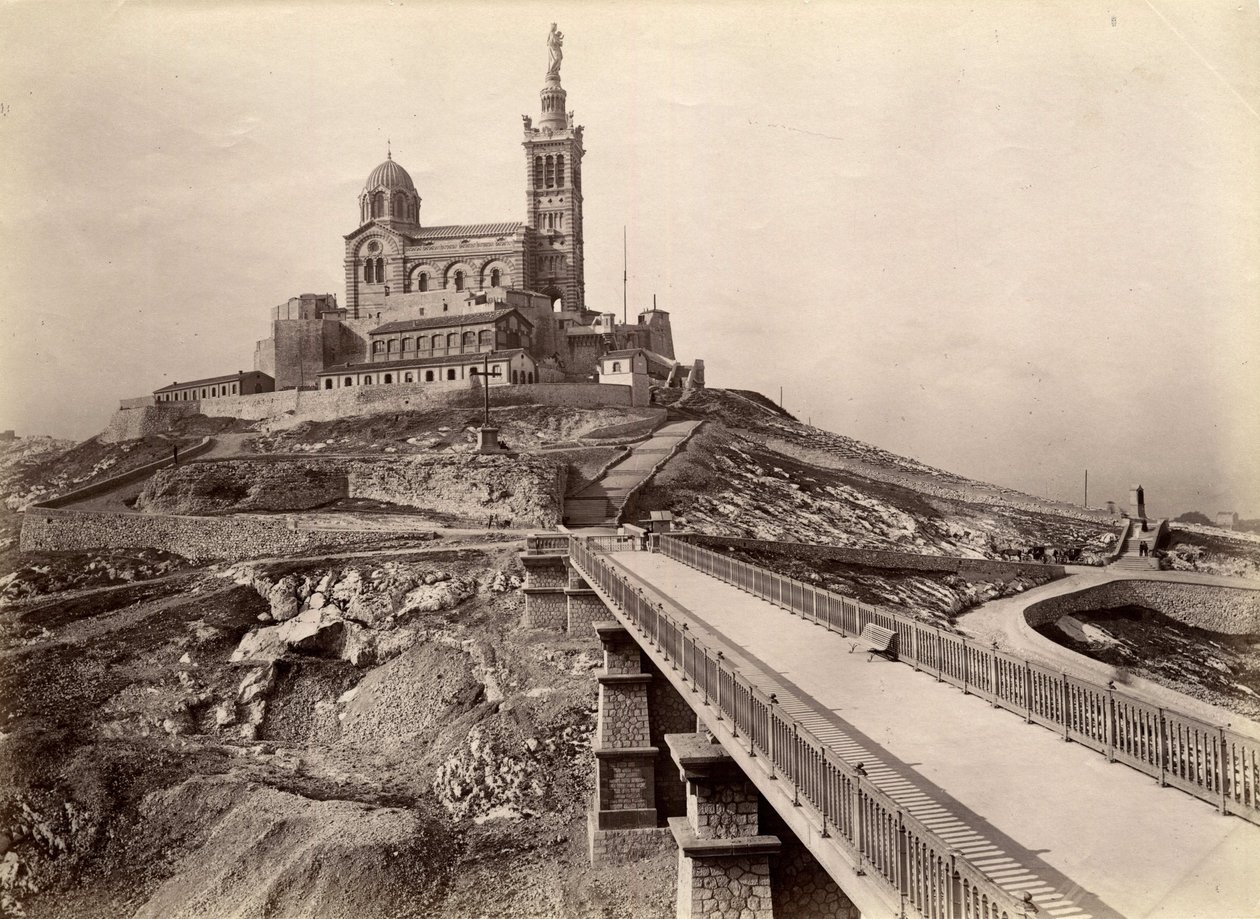 Religieuze architectuur: buitenaanzicht van de Basiliek van Notre Dame de la Garde, ook wel de 