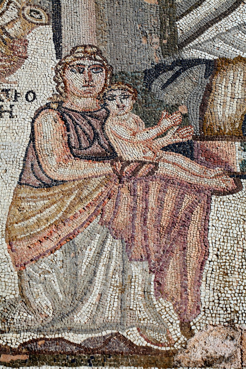 Voorstelling van de pasgeboren Achilles met zijn verpleegster, Anatrophe - Detail van het paneel dat het eerste bad van Achilles voorstelt - Paphos Mozaïeken, de villa van Theseus 5e eeuw na Christus - Cyprus door Unbekannt