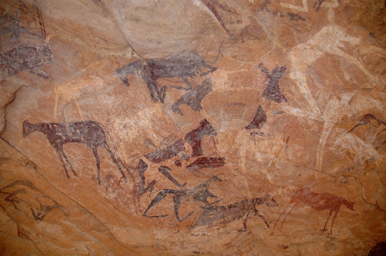 Rotstekeningen, Prehistorie: Schildering van vee, één knie in een schuilplaats versierd in het Uweinat-massief, Soedan (Karkur-Talh of Karkur Talh). Periode van 8000 tot 3000 jaar v.Chr. Fotografie door Unbekannt