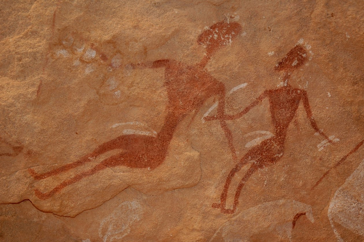 Rotstekeningen, Prehistorie: (detail) van een rotsschildering van twee figuren in een versierd onderkomen, in het Uweinat-massief, Egypte. (Periode van 8000 tot 3000 jaar v.Chr.). Fotografie door Unbekannt