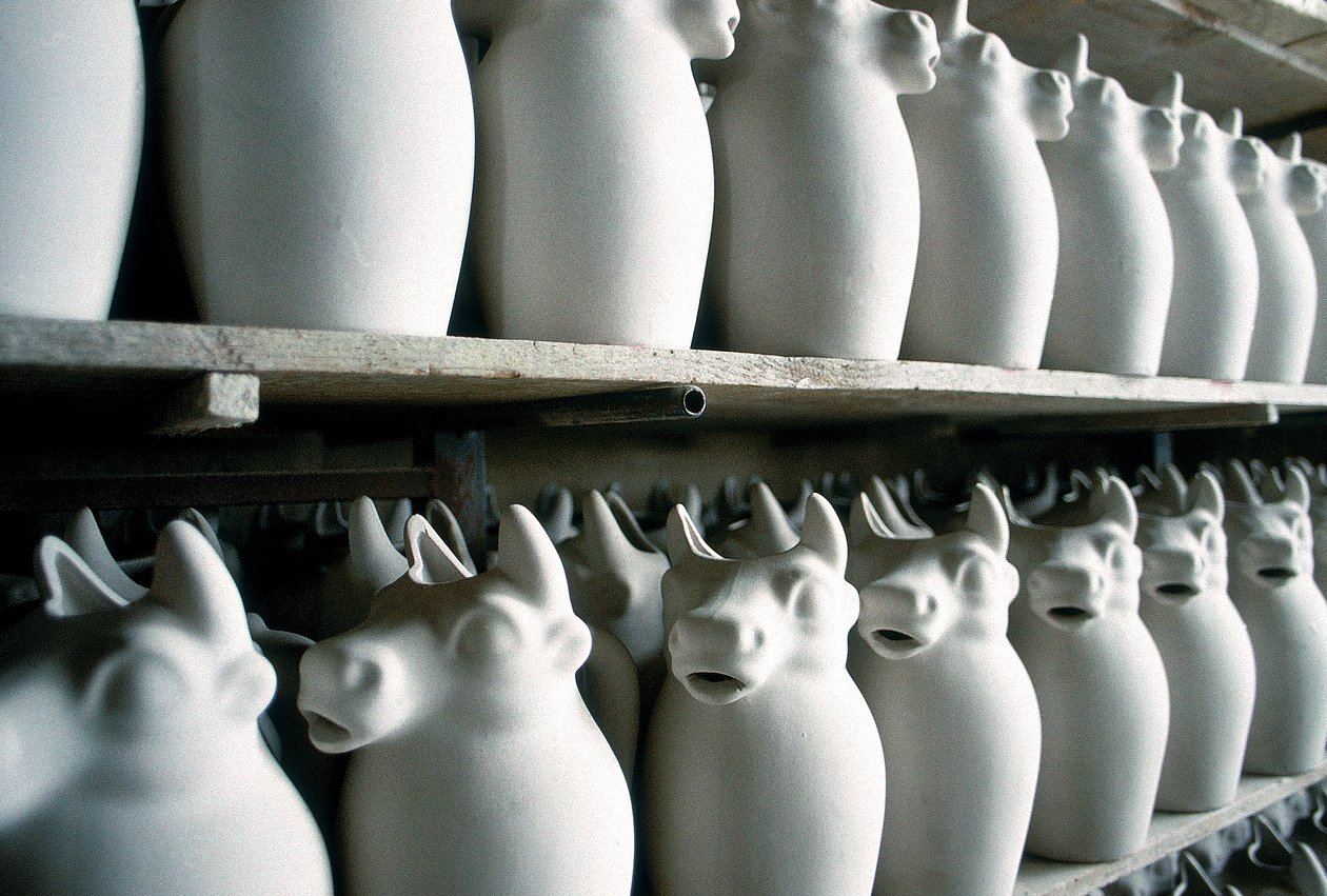 Planken in een keramiekfabriek met enkele melkkanen, Montelupo Fiorentino, Italië door Unbekannter Künstler