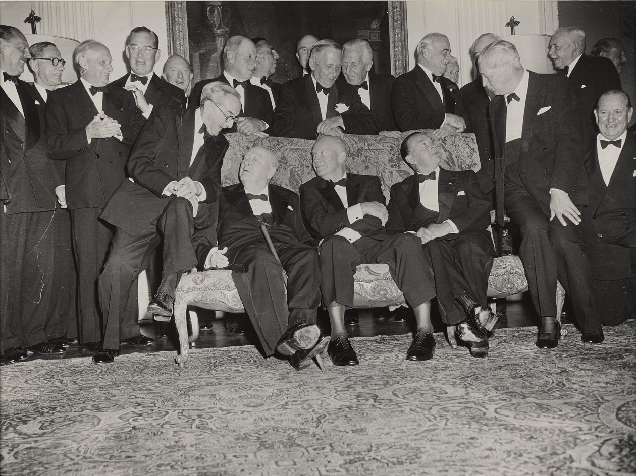 Sir Winston Churchill en Dwight D. Eisenhower bij een diner in Winfield House, het huis van de Amerikaanse ambassadeur in Londen door Unbekannter Künstler