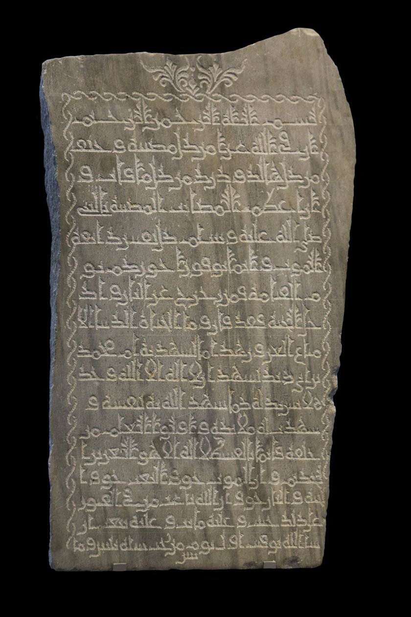 Stele van Umm Muhammad. Egypte, 230 H./845. Marmer, gesneden decor. Louvre Museum door William M. Timlin