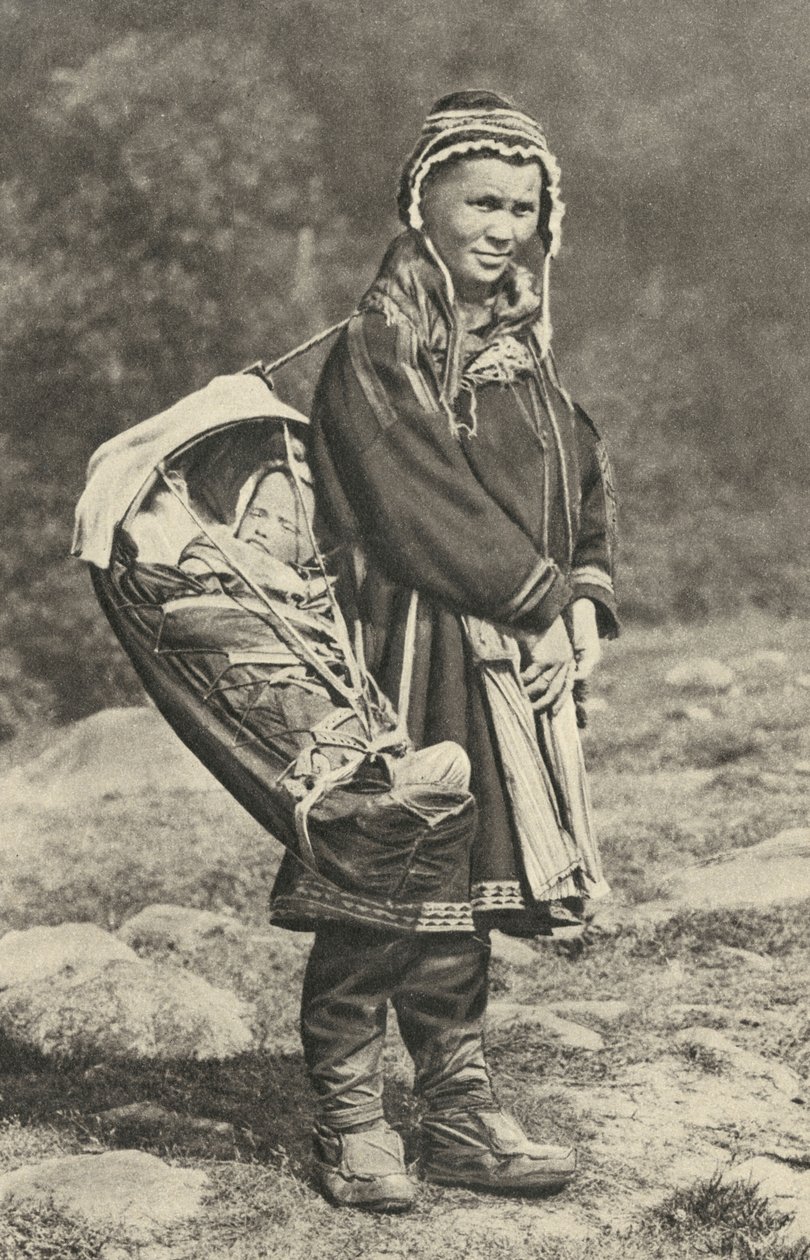 Zweden. Lapse vrouw die haar baby draagt in een wieg van rendierhuid. 1920 door Unbekannt