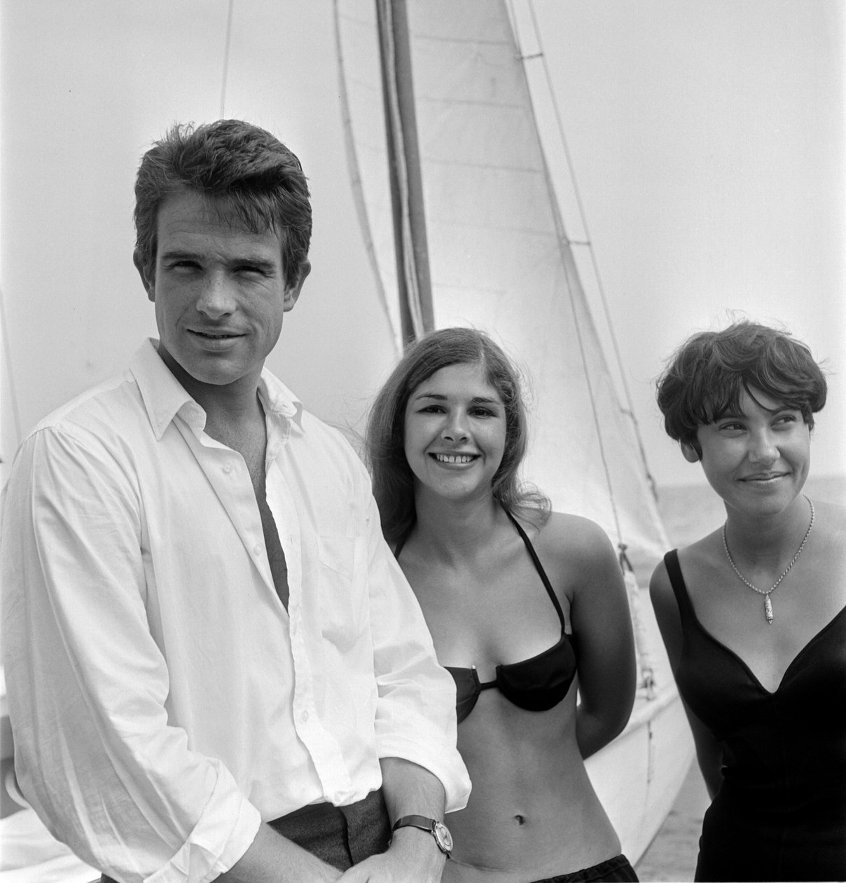 De acteur Warren Beatty op het strand van Lido in Venetië - 1965 door Unbekannt