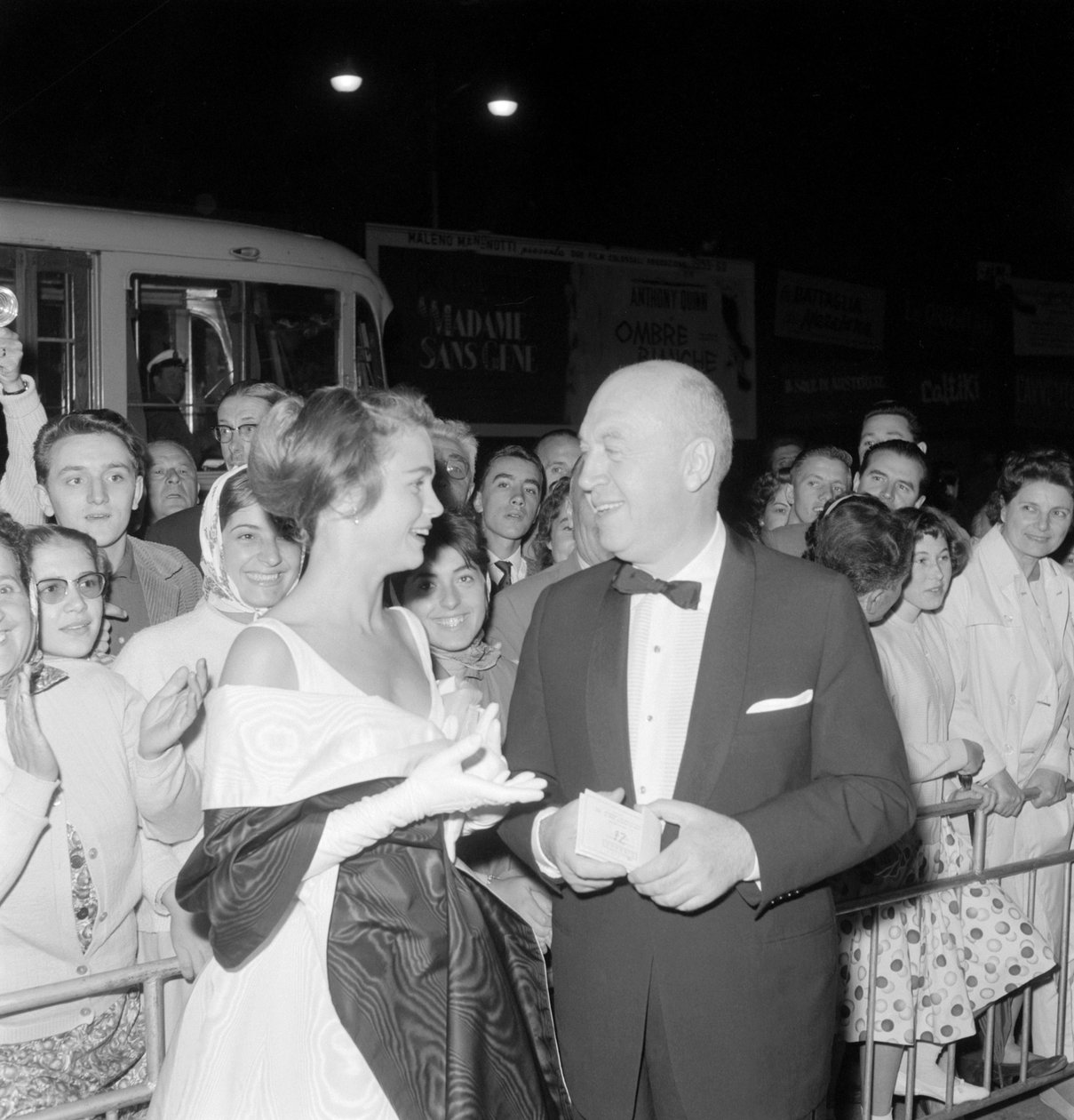 De regisseur Otto Preminger met de actrice Lee Remick op het internationale filmfestival in Lido, Venetië - 1959 door Unbekannt