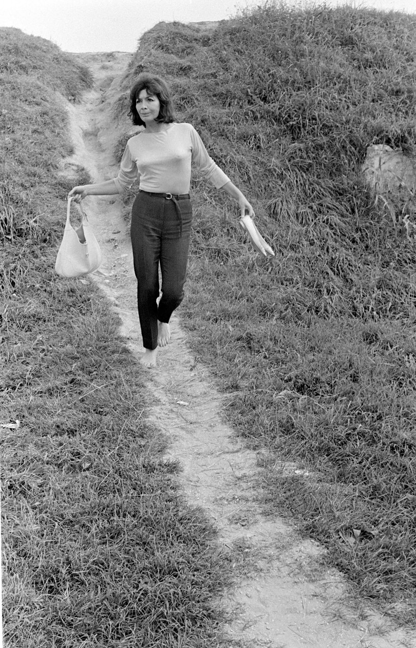 De zangeres Juliette Greco in Malamocco (Venetië) - ca. 1965 door Unbekannt