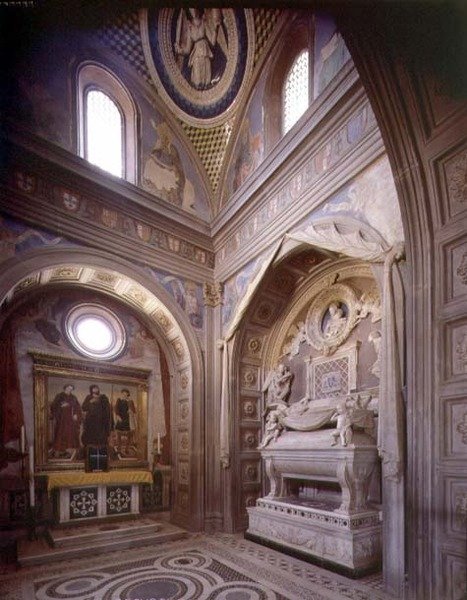 De kapel van de kardinaal van Portugal, detail van het altaar en het graf door Antonio Rossellino door Unbekannt
