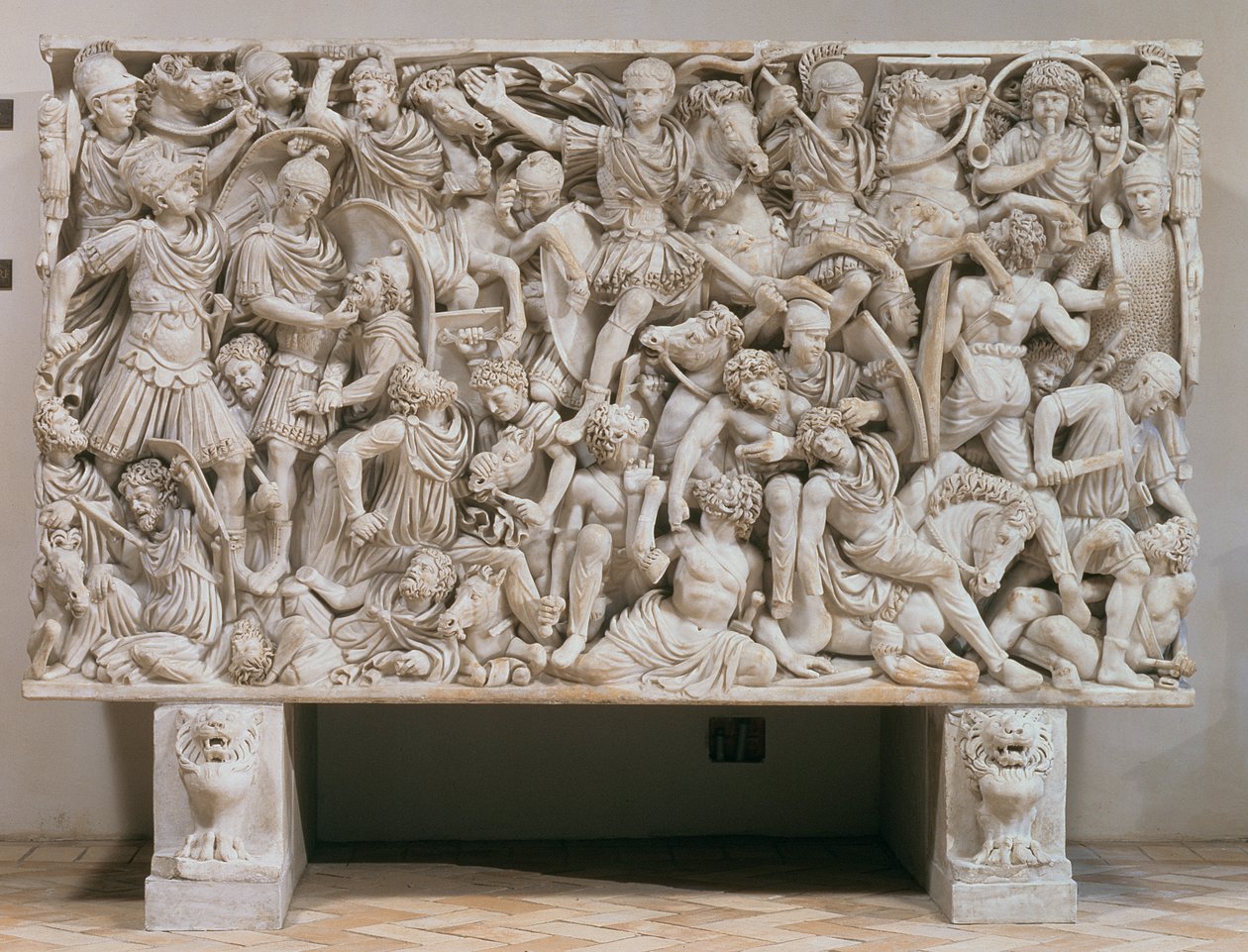 De Ludovisi-sarcofaag met hoogreliëfvoorstelling van de Romeinen die tegen de barbaren vechten, 250-80 AD door Unbekannt