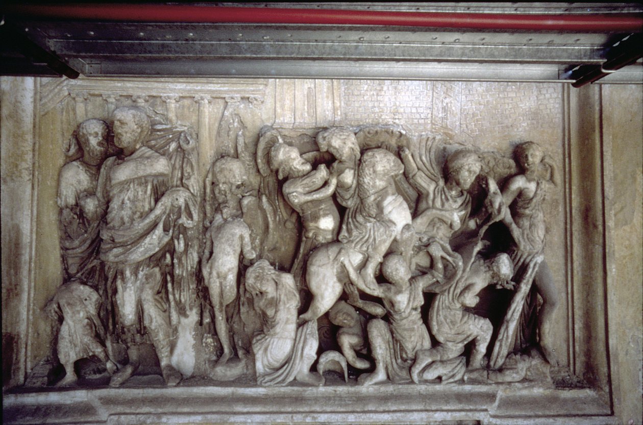 De Achtergevel, detail van antieke reliëfdecoratie (sommige stukken van de Ara Pacis van Augustus) die een gevechtsscène uitbeelden (steen) door Unbekannt