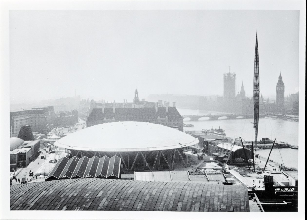 Uitzicht op de Koepel van Ontdekking gebouwd voor het Festival of Britain, geopend op 4 mei 1951 (zwart-wit foto) door Unbekannt