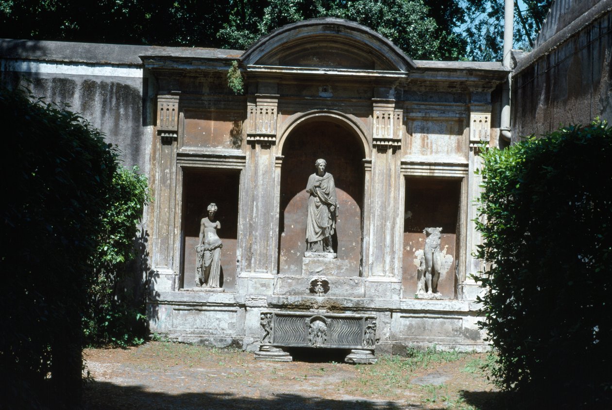 Uitzicht op de tuin, detail van fontein met Romeinse sarcofaag en beelden door Unbekannt