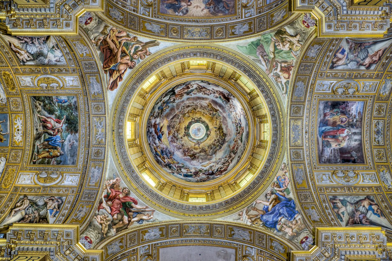 Zicht op het transeptplafond met de pendentieven en de koepel, Sant