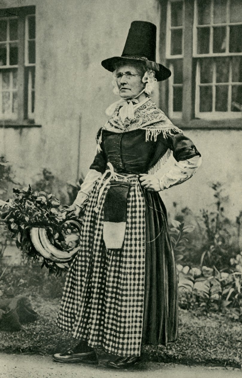 Wales. Een statige oude Welshe dame, trouw aan nationale klederdracht. 1920 door Unbekannt