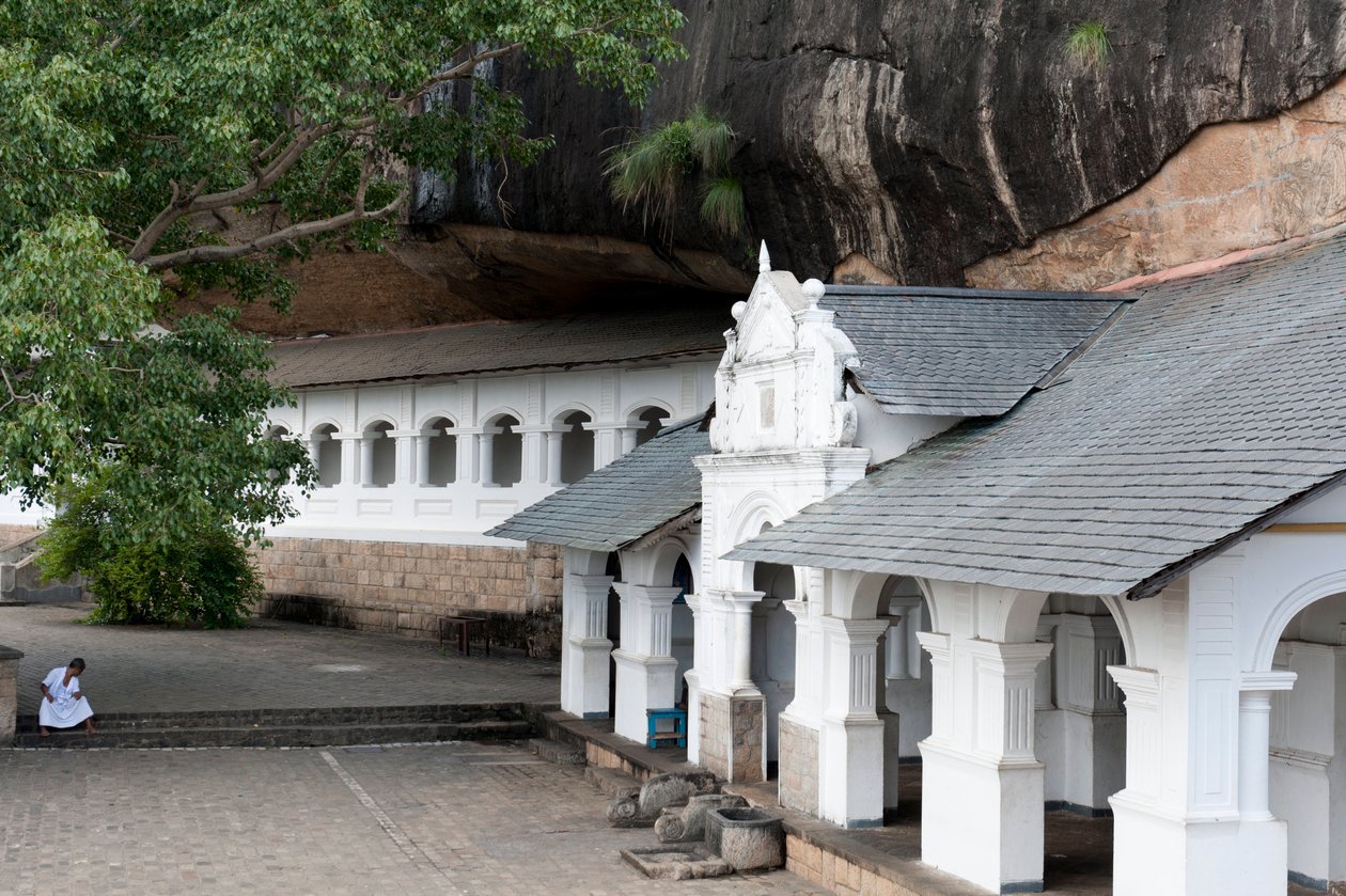 Wit gebouw onder een rotswand; grottempel; Gouden Tempel; Dambulla; Sri Lanka; Azië door Unbekannt