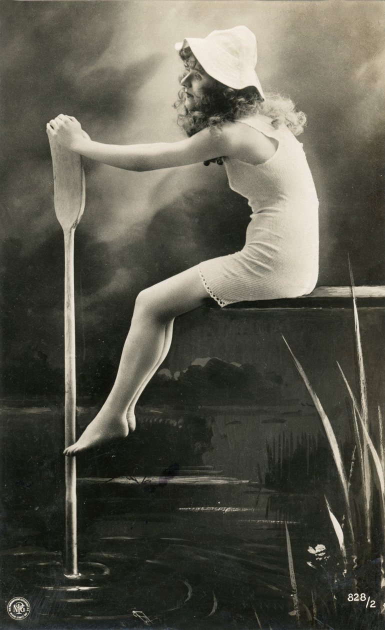 Vrouw in nachthemd, ca. begin 1900 (ansichtkaart) door Alec Hunter