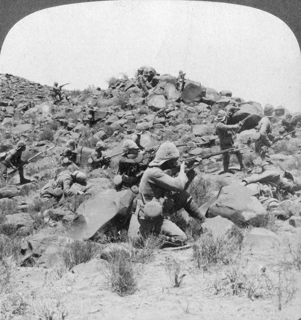 Britse soldaten in actie, Zuid-Afrika, Boerenoorlog, 1901 door Underwood and Underwood