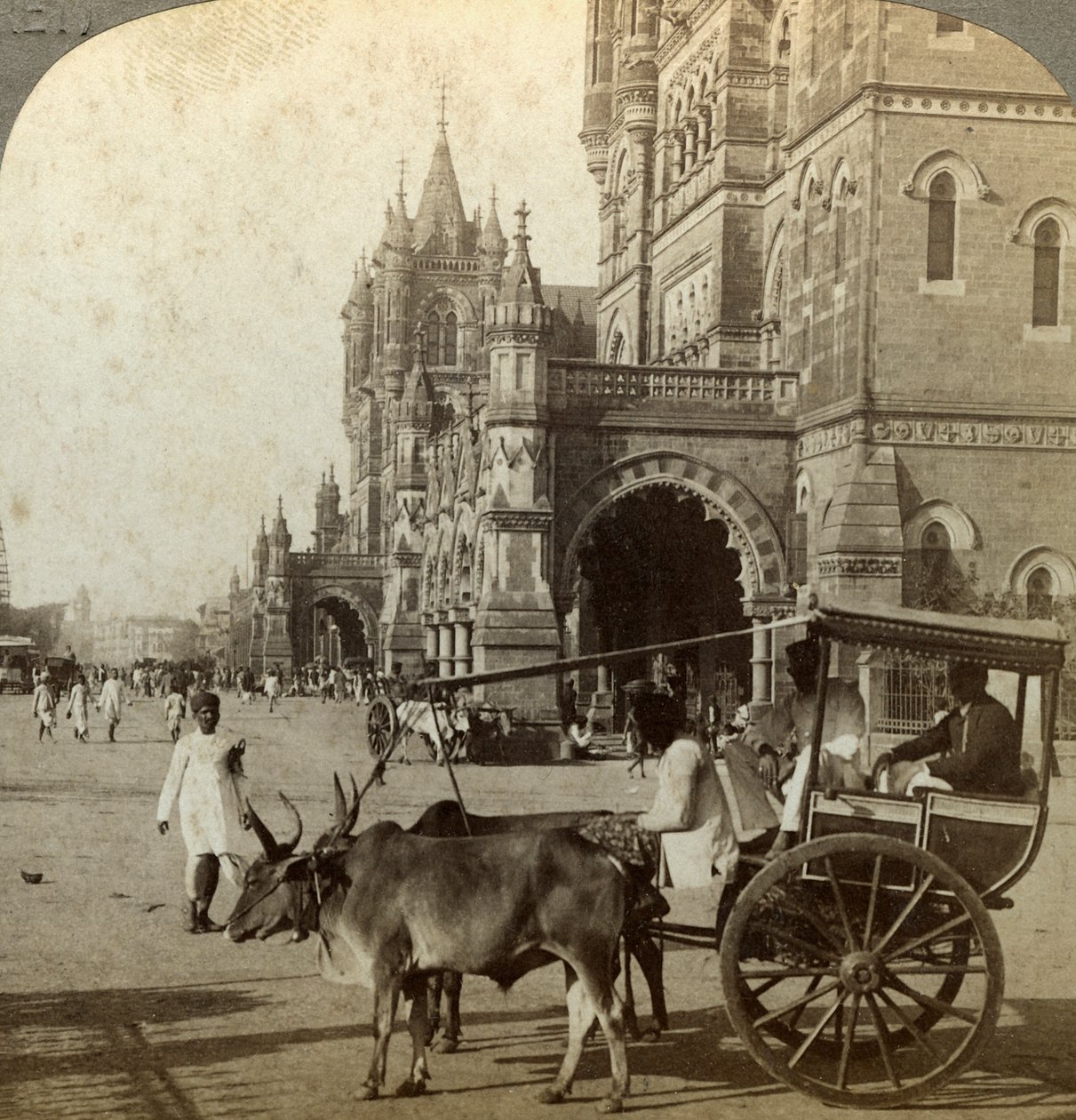 Ekka, buiten Victoria Station, Bombay, India, ca. 1900s door Underwood and Underwood