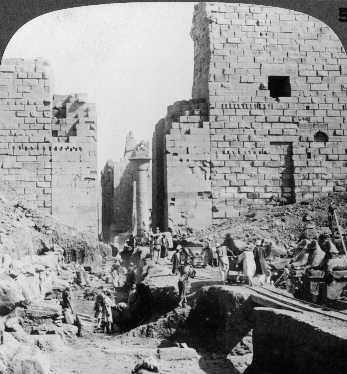 Opgraving van een laan naar de Tempel van Karnak, Thebe, Egypte, 1905 door Underwood and Underwood